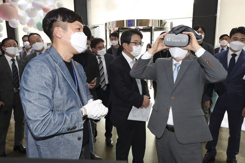 행사장에 마련된 시연부스에서 KT 구현모 대표가 슈퍼 VR로 구현된 망그로브의 VR 콘텐츠를 체험해 보고 있는 모습 (사진KT)
