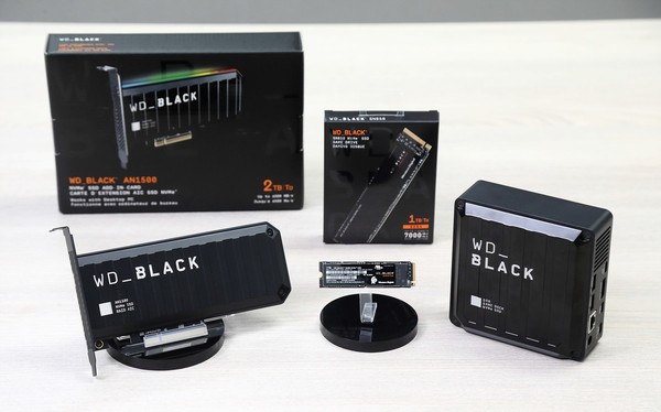 WD_BLACK 온라인 간담회_제품 3종 모음(왼쪽부터 WD_BLACK AN1500 NVMe SSD 애드인카드, WD_BLACK SN850 NVMe SSD, WD_BLACK D50 게임 독 NVMe SSD) (제공=웨스턴디지털)