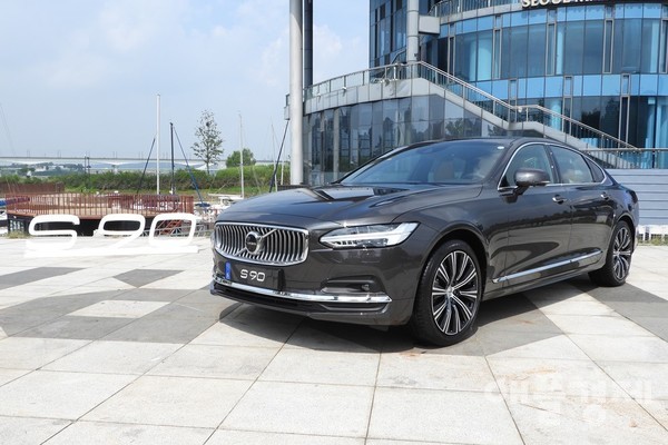 마일드하이브리드 파워트레인을 탑재한 볼보 S90 B5 인스크립션 (사진=황현태 기자)