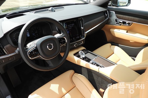볼보 S90 B5 인스크립션 1열 실내 (사진=황현태 기자)