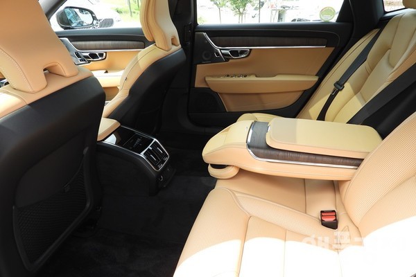 더욱 여유로운 공간을 갖춘 볼보 S90 B5 인스크립션 2열 실내 (사진=황현태 기자)