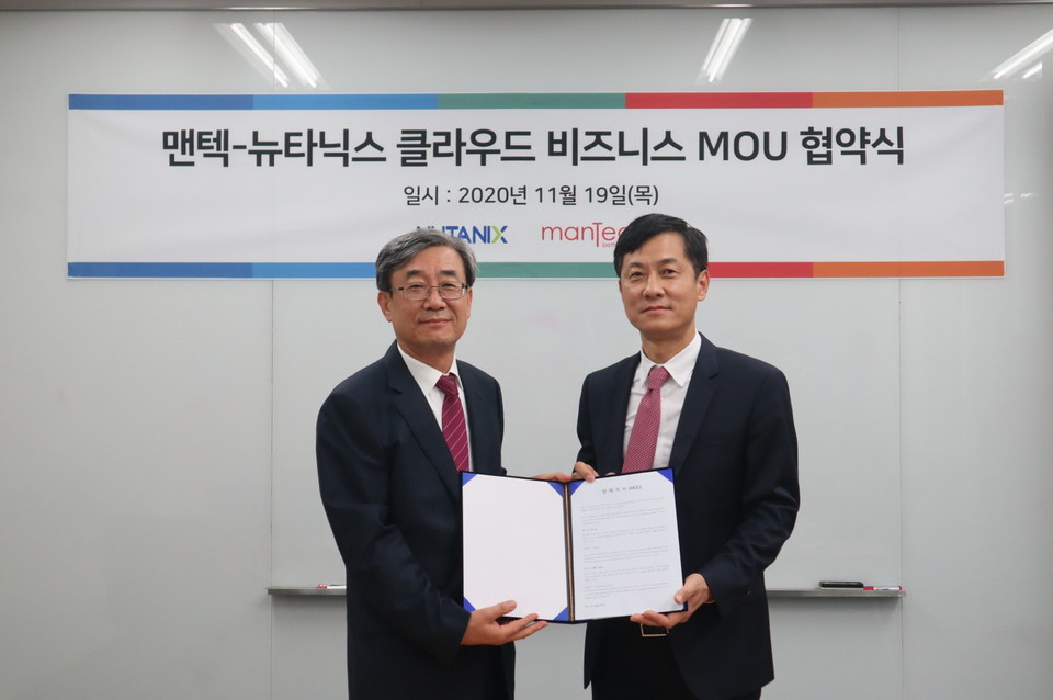 맨텍-뉴타닉스 MOU 협약식 기념 촬영을 하는 맨텍 김형일 대표(왼쪽)와 뉴타닉스코리아 김종덕 지사장 (제공=뉴타닉스)