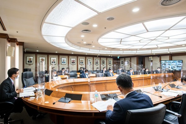 수출입은행은 20일 오후 여의도 본점에서 '경영전략회의'를 개최하고, 수출 6000억달러 탈환을 위한 수은의 역할 강화 방안과 디지털 혁신 방안, ESG확산을 통한 사회적 가치 창출 등을 논의했다. 사진 맨왼쪽이 방문규 수은 행장. 이날 회의는 코로나19 확산 방지를 위해 현장에는 가림막을 설치한 후, 화상회의시스템과 온라인을 이용해 진행했다.  (제공=한국수출입은행)