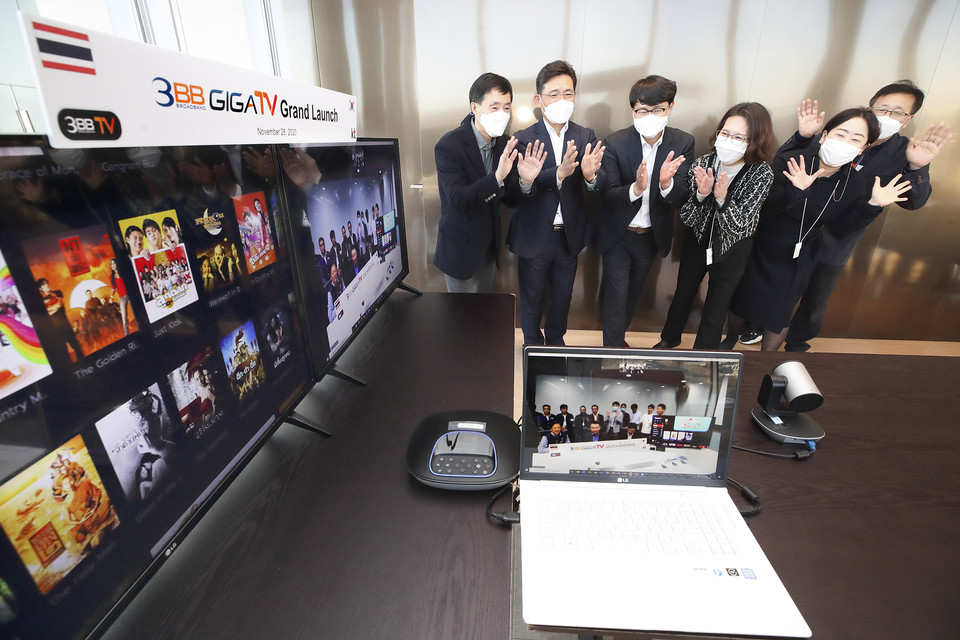 KT 광화문빌딩에서 KT 임직원들이 태국 3BB사와 화상회의를 연결해 IPTV 런칭 순간을 함께 축하하고 있다. (사진=KT)