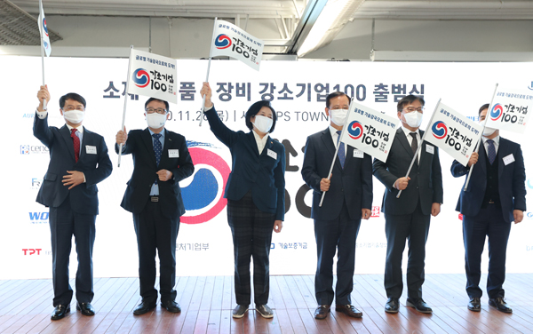 26일 서울 팁스타운 팁스홀에서 열린 소부장 ‘강소기업 100 출범식’에서 박영선 중기부 장관과 참석자들이 기술강국으로의 도약을 기원하는 퍼포먼스를 하고 있다.(사진=중소벤처기업부)