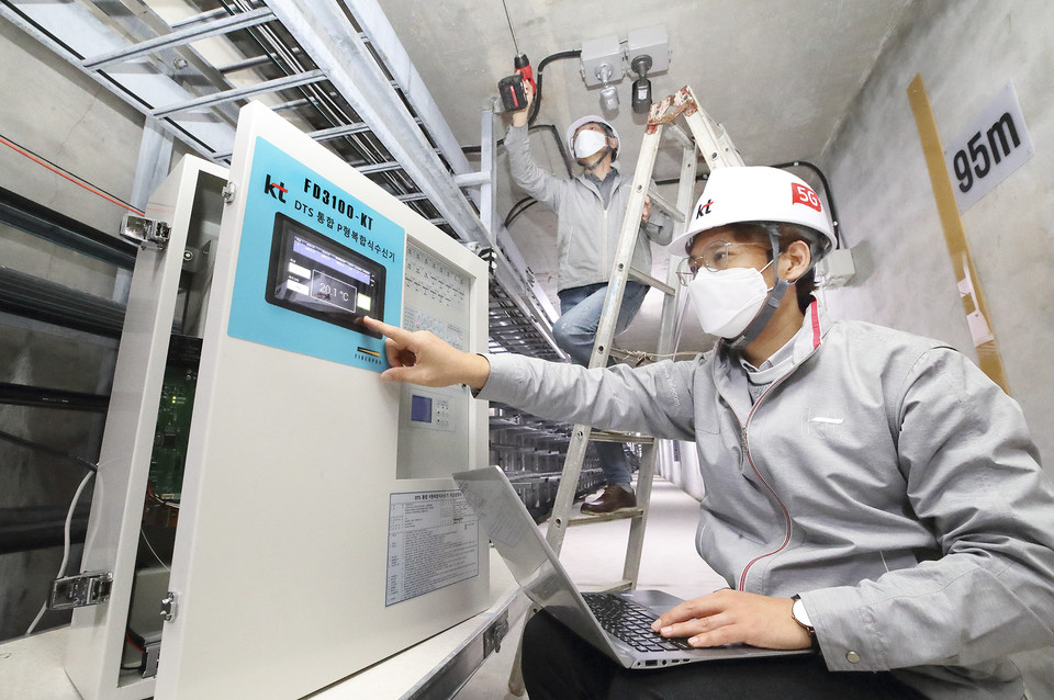 KT 연구원들이 대전 KT대덕1센터에서 DTS 통합 화재수신기를 테스트하고 있다. (사진=KT)