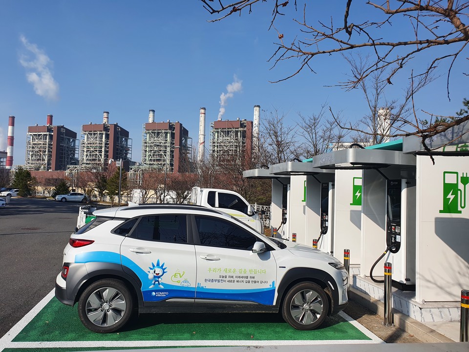 에너지월드 공공급속충전시설에서 충전대기중인 전기자동차와 보령발전본부 전경 (사진=한국중부발전)