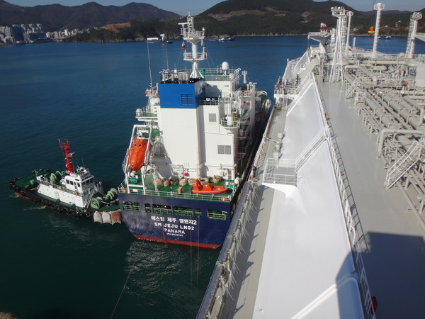 대한해운엘엔지의 SM JEJU LNG2호(사진 왼쪽)가 시운전 중인 LNG 수송선(사진 오른쪽)에 LNG를 공급하고 있다. (제공=대한해운엘엔지)