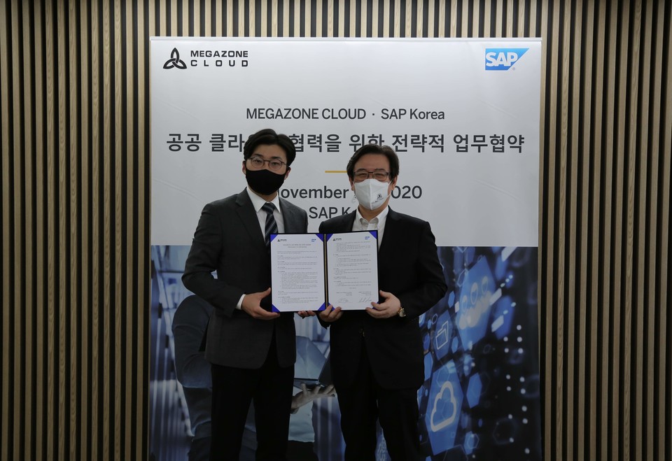 이주완 메가존클라우드 공동대표이사(왼쪽)와 이성열 SAP 코리아 대표이사가 업무협약 체결 이후 기념 촬영을 하고 있다. (사진=SAP코리아)