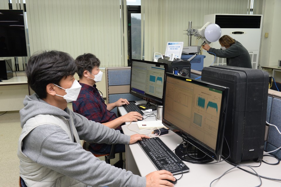 ETRI 연구진이 개발한 25Gbps급 무선 백홀 기술을 점검하고 있는 모습 (사진=ETRI)