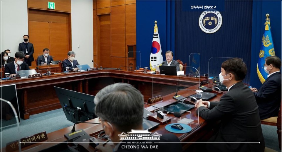 문재인 대통령은 오늘 오전 10시부터 청와대 여민1관에서 서울·세종청사 국무회의실과 영상회의로 열린 제59회 국무회의를 주재했다. (사진=청와대)
