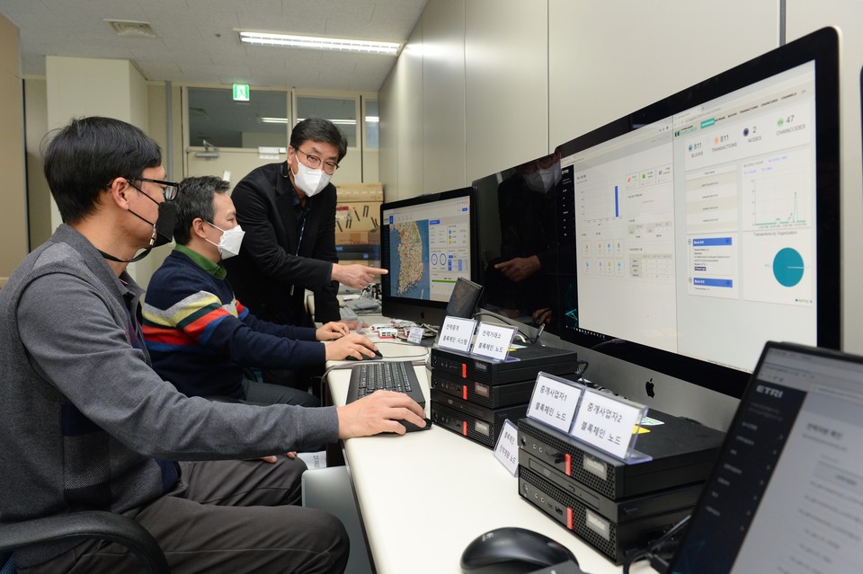 ETRI 연구진이 실시간으로 분산에너지자원을 모니터링하고 있다. (좌측부터 황태인 책임연구원, 유윤식 책임연구원, 이일우 단장) (사진=ETRI)