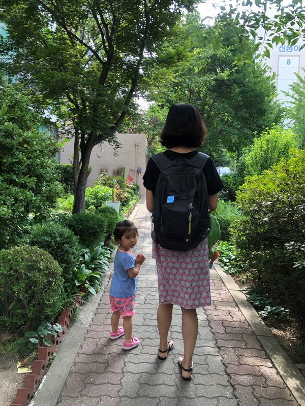 두 달간 배낭을 매고 공기 질을 측정한 30대 워킹맘 여성 (제공=다이슨)