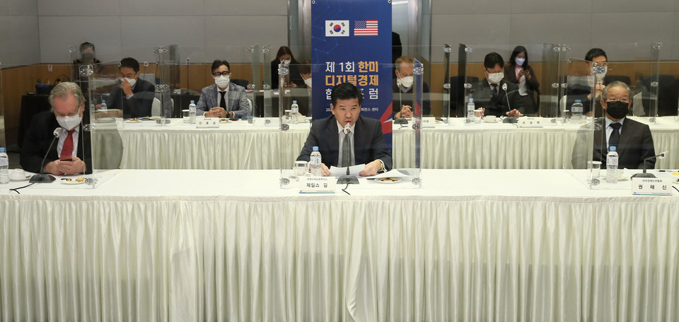 제임스 김 주한미국상공회의소 회장이 8일 전경련회관 컨퍼런스센터에서 열린 ‘제1회 한미 디지털경제 협력 포럼’에 참석해 인사말을 하고 있다. 사진 왼쪽부터 제프리 존스 주한미국상공회의소 이사회 회장, 제임스 김 주한미국상공회의소 회장, 권태신 전경련 부회장 (사진=전경련)