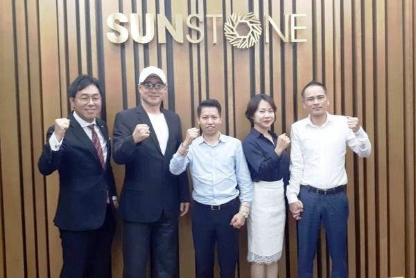 미러클웍스글로벌 조형래 대표(왼쪽 2번째), 썬스톤 NGO XUAN TRUONG 회장(왼쪽 3번째) 등 관계자가 기념촬영하고 있다. (사진=미러클웍스글로벌)