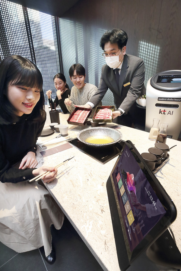 모델이 ‘모던 샤브 하우스 광화문D타워점’에서 KT의 외식업계 디지털 혁신(DX) 시범 서비스를 체험하고 있다. (제공=KT)