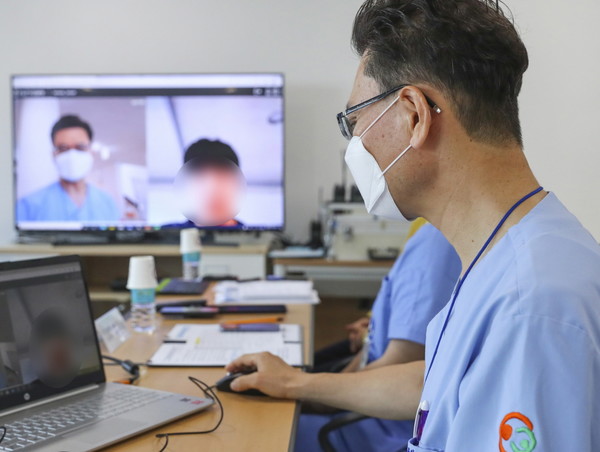 강도태 중앙사고수습본부 부본부장(보건복지부 제2차관)은 지난 9월 30일 충청·중앙2 생활치료센터를 방문해 센터를 둘러보고 환자 관리 및 치료 현황을 점검하였다. 이날 방문에서는 환자가 스마트폰의 앱(inPHR)을 통해 체온, 산소포화도를 측정하고, 증상(기침, 인후통 등)을 등록해 현장 의료진에 실시간 전송하는 비대면진료가 시연되었다. (제공=보건복지부)