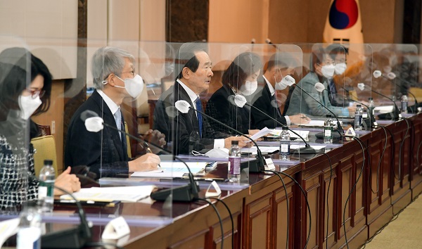 정세균 국무총리가 17일 정부서울청사에서 열린 국가산학연 협력위원회를 주재하고 있다. (제공=국무조정실)