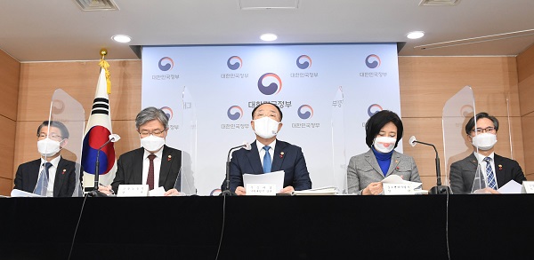 홍남기 부총리 겸 기획재정부 장관이 17일 오후 정부서울청사에서 ‘2021년 경제정책방향’과 관련 관계부처 합동브리핑에서 발표문을 낭독하고 있다. (사진=기획재정부)