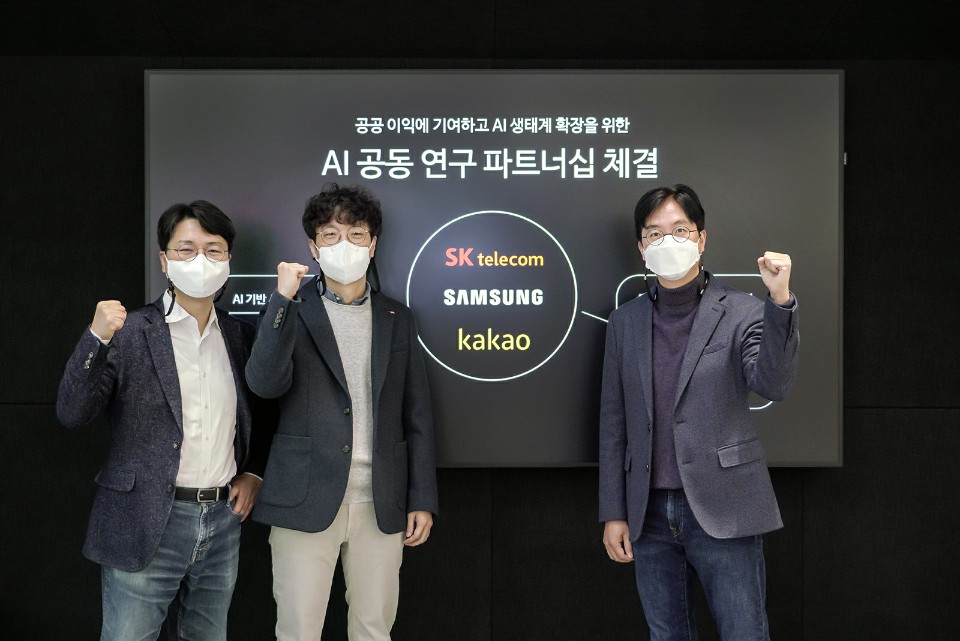 삼성전자 무선사업부 AI팀 우경구 상무(좌), 카카오브레인 박승기 대표(중), SKT 김윤 CTO(우) 가 22일 오전 SK텔레콤 판교 사옥에서 팬데믹 시대 공동AI 개발에 협력하기로 결의했다. (사진=SK텔레콤)