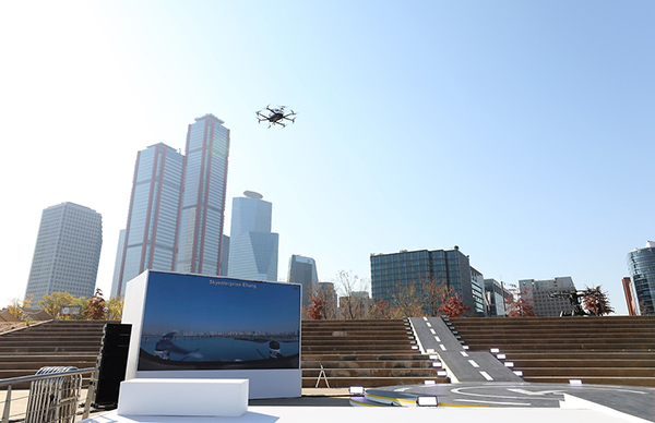 지난 11월 서울 여의도 한강시민공원에서 열린 ‘도시, 하늘을 열다’ 도심항공교통 서울실증 행사에서 미래 교통수단인 ‘유인용 드론택시’가 행사장 주변을 시범비행하고 있다.(사진=국토교통부)