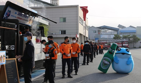 하이트진로는 13일 충주소방서를 시작으로 4주간 일선소방서에 감사의 간식차량을 배치해 소방관들에게 간식을 지원한다. (사진=하이트진로)