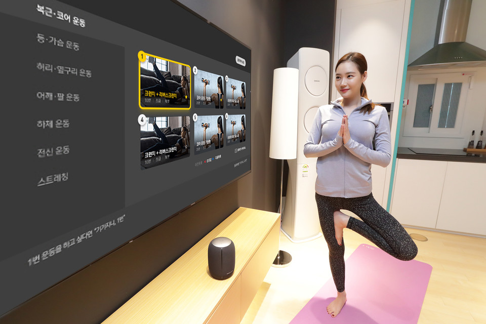 모델이 KT 기가지니를 이용해 홈트레이닝을 하고 있다. (제공=KT)
