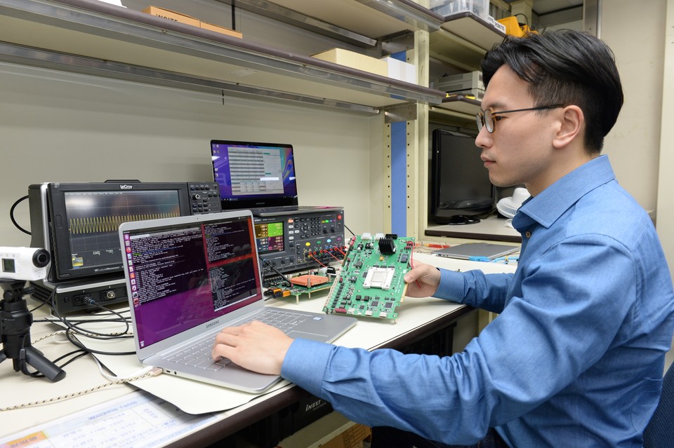 ETRI 양정민 선임연구원이 인공지능 반도체 성능을 시연하는 모습 (사진=ETRI)