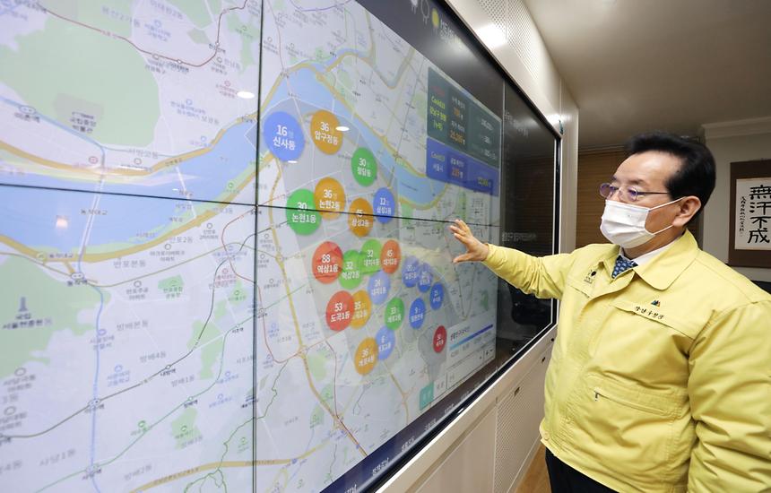 스마트 강남구청장실을 직접 확인하는 구청장 (사진=와이디엔스)