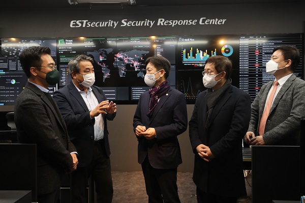 장석영 과기부 제2차관이 15일 오전 서울 서초구 이스트시큐리티를 방문해 코로나19 관련 재택근무 및 원격근무 활성화에 따른 랜섬웨어 피해 및 침해사고 위협 분석 등의 설명을 듣고 있다. 왼쪽부터 정상원 이스트시큐리티 대표, 이동범 한국정보보호산업협회장, 장석영 과기부 제2차관, 이원태 한국인터넷진흥원장, 손승현 과기부 정보보호네트워크정책관 (제공=과기정통부)