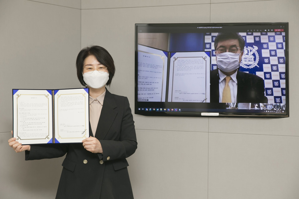 서울대학교 아카데미 프로그램을 추진을 위해 (왼쪽부터)KT 클라우드/DX사업본부장 이미희 상무와 서울대 공과대학장 차국헌 교수가 비대면 방식으로 서면 협약을 맺었다. (사진=KT)