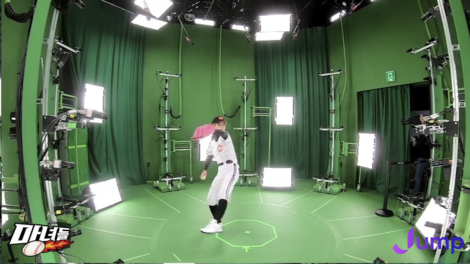 SKT 점프스튜디오에서 볼류메트릭 비디오 캡쳐 기술로 ‘마녀들’ 출연자를 AR캐릭터로 변환하는 모습 (사진=SK텔레콤)