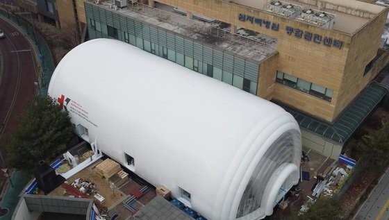 신성이엔지‧카이스트 공동 개발 및 설치한 이동형 음압 병동 외관 (제공=카이스트)