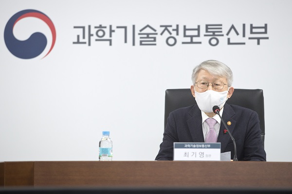 최기영 과학기술정보통신부 장관이 26일 오후 세종특별자치시 세종파이낸스센터 과기정통부 영상회의실에서 열린 ‘제4차 5G+ 전략위원회’ 에 참석해 인사말을 하고 있다. (사진=과기정통부)