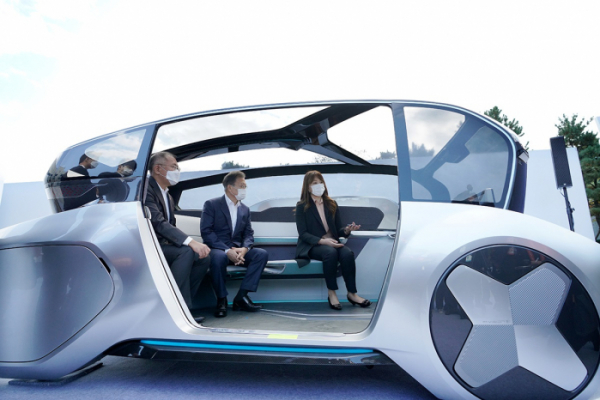 문재인 대통령(가운데)이 지난해 10월30일 정의선 현대차 회장(왼쪽)과 함께 컨셉트카에 탑승해 설명을 듣고 있다. (사진제공=청와대)