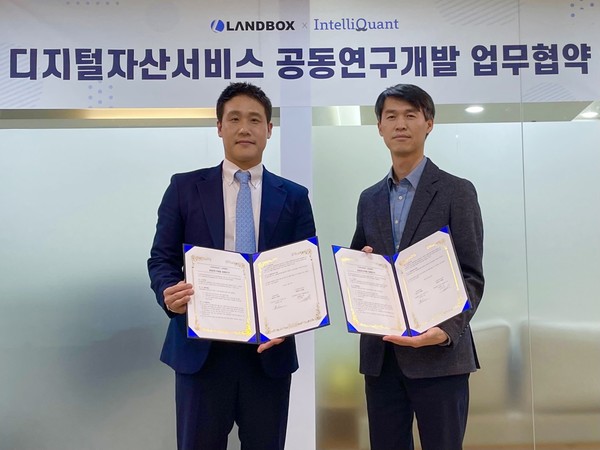 랜드박스를 서비스하는 넥스트아이비 전영훈 대표(왼쪽)와 인텔리퀀트 이종권 대표(오른쪽). 양사는 디지털 자산 관련 서비스 개발을 위해 협력한다. (사진=넥스트아이비)
