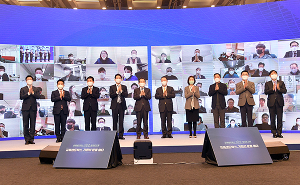 2일 서울 대한상의회관에서 열린 ‘샌드박스 2주년 성과보고회’에 참석한 정세균 국무총리와 참석자들이 기념 촬영을 하고 있다. (사진=국무조정실)