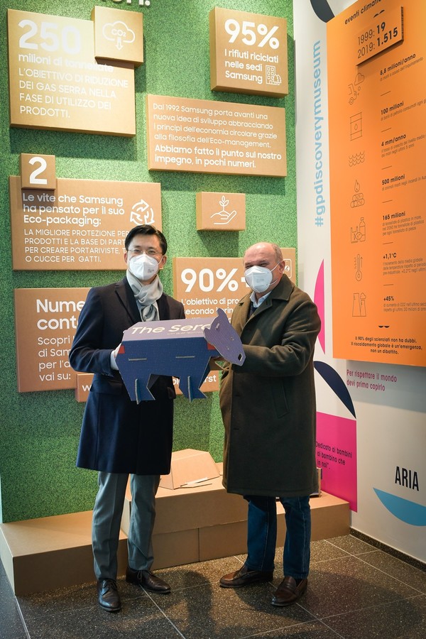 ‘그린피(Green Pea)’ 쇼핑몰에 설치된 삼성전자 에코패키지 상설 전시장에서 (왼쪽부터) 삼성전자 이탈리아 법인장 임성택 전무와 그린피(Green Pea) 오스카 파리네티(Oscar Farinetti) 대표가 양사의 협력을 기념하고 있다. (제공=삼성전자)