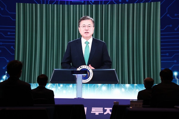 최기영 과기부 장관, 이용섭 광주광역시장, 윤성로 4차산업혁명위원회 위원장이 4일 오전 광주광역시 서구 김대중컨벤션센터에서 열린 ‘광주 인공지능 데이터센터 투자협약 및 착수식’에 참석해 문재인 대통령의 영상축사를 듣고 있다.(사진=과기부)