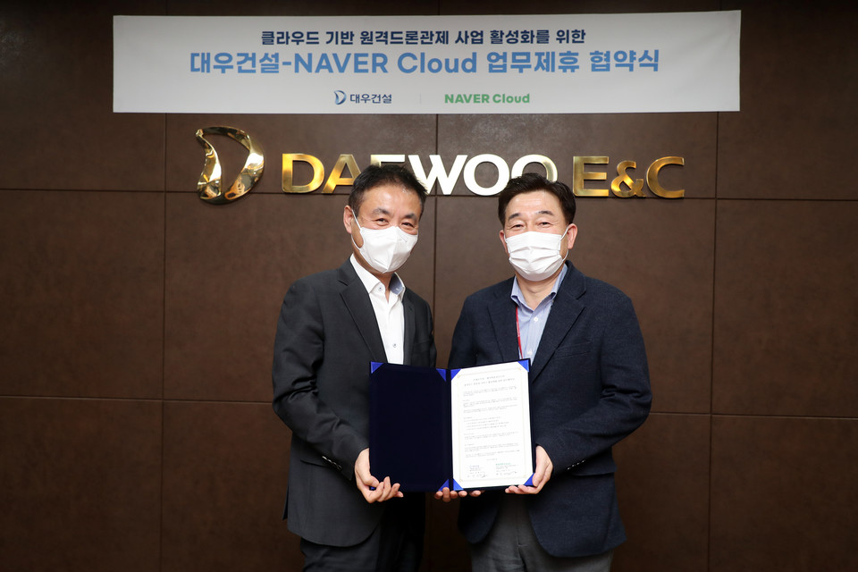 대우건설 기술연구원장 장승규 상무(왼쪽)와 네이버클라우드 클라우드 사업 총괄 김태창 전무 (사진=네이버클라우드)