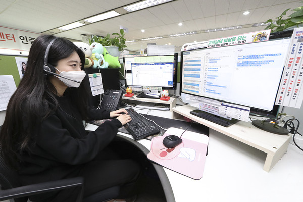 KT 고객센터에서 상담원이 상담 업무를 보고 있다. (사진=KT)