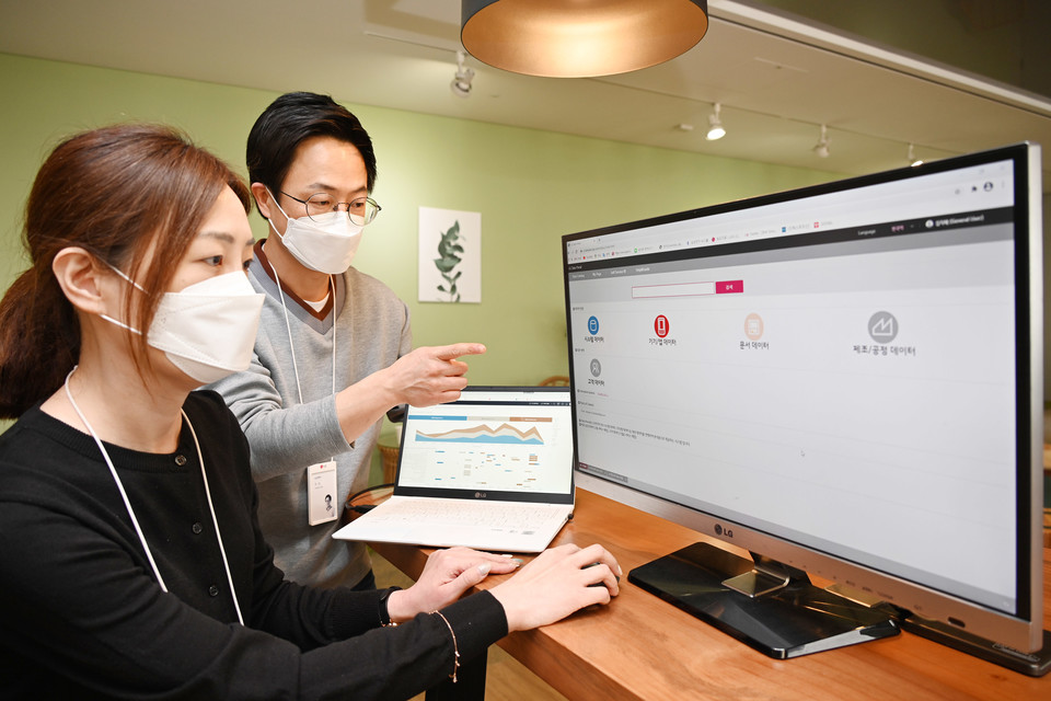 LG전자가 쉽고 빠른 데이터 분석을 통해 새로운 고객가치를 창출하기 위해 최근 ‘LG 데이터 포털’을 오픈했다. 직원들이 ‘LG 데이터 포털 시스템’을 이용하고 있다. (사진=LG전자)