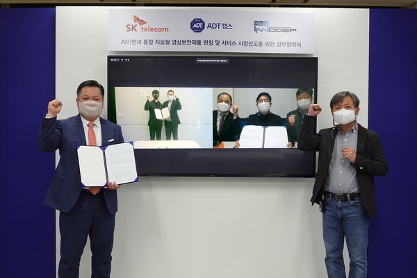 SKT-ADT캡스-이노뎁 3개사는 ‘AI기반 지능형 영상분석 솔루션 사업화’를 위한 3사 협약을 체결했다. (앞 왼쪽) 이노뎁 이성진 대표, (왼쪽 모니터 화면 내 좌측) SKT 이종민 CO장, (오른쪽 모니터 화면 내 가운데) ADT캡스 김영주 본부장 (사진=SK텔레콤)