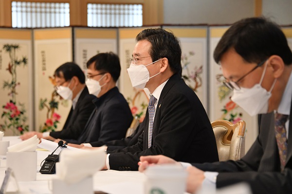 김용범 기획재정부 1차관이 19일 서울 광화문 정부서울청사에서 열린 ‘제6차 혁신성장 전략점검회의 겸 정책점검회의 겸 한국판뉴딜 점검 TF 회의 겸 제3차 물가관계차관 회의’를 주재, 모두발언을 하고 있다. (사진=기획재정부)