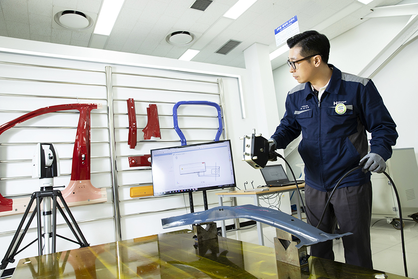 현대제철 직원이 자동차 강판 품질을 점검하고 있다. (사진=현대제철)