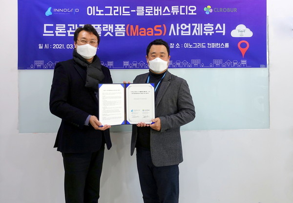 이노그리드의 최신 클라우드 관리 플랫폼(CMP) ‘탭클라우드잇’과 클로버스튜디오의 무인이동체 관제플랫폼을 결합, 스마트시티, 해상드론 배송등 디지털트윈 실현에 앞장서기 위해 이노그리드 김명진 대표이사(오른쪽)와 클로버스튜디오 최태인 대표이사가 2일 사업제휴(MOU)를 맺었다. (사진=이노그리드)