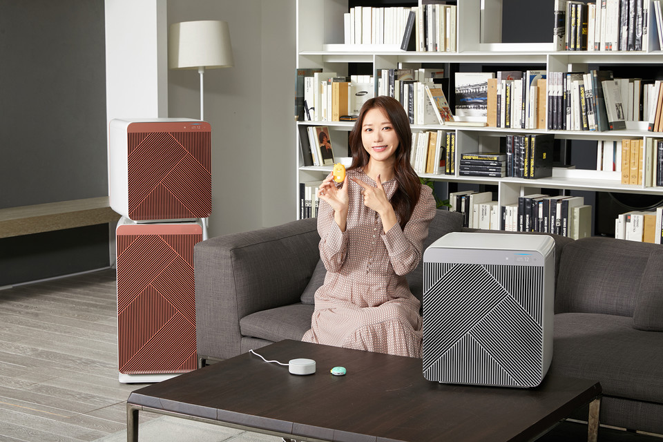 삼성전자 모델이 수원 삼성전자 디지털시티 프리미엄하우스에서 삼성 공기청정기 ‘비스포크 큐브 에어’와 카카오엔터프라이즈 스마트 스피커 ‘미니헥사‧미니링크’를 소개하고 있다. (제공=삼성전자)