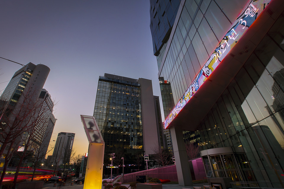 SKT 을지로 본사 미디어 월에 전시된 작품의 모습 (제공=SK텔레콤)