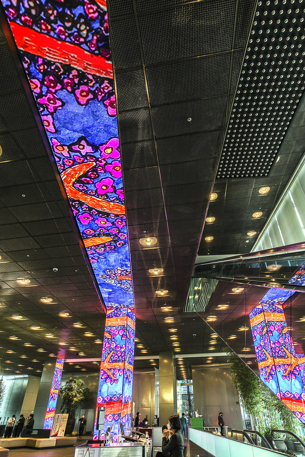 SKT 을지로 본사 미디어 월에 전시된 작품의 모습 (제공=SK텔레콤)