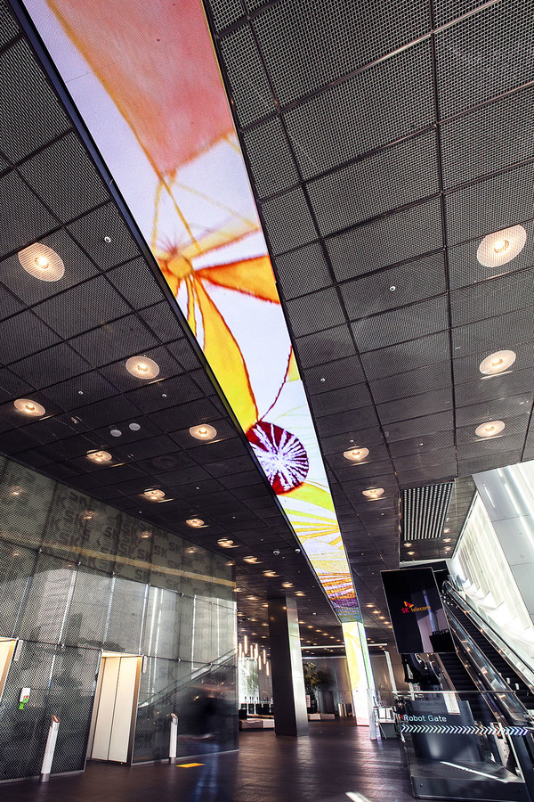 SKT 을지로 본사 미디어 월에 전시된 작품의 모습 (제공=SK텔레콤)